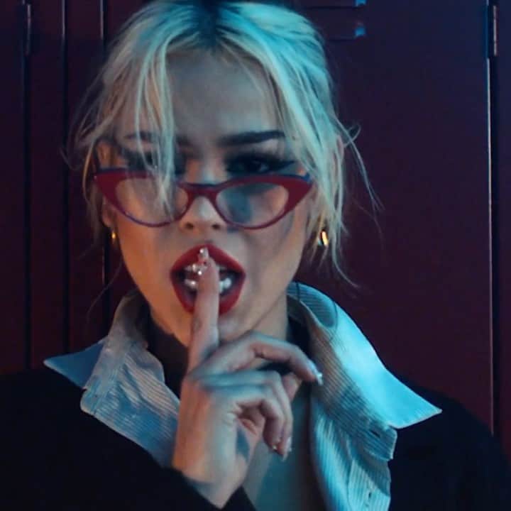 Danna Paolaのインスタグラム：「¡#FRienDdESemAnA 💙💖💛 es la primer canción en #PuroPop de @applemusic! 🎵 Escúchala ahora y agrégala a tu biblioteca y a tus playlists 💖☺️」