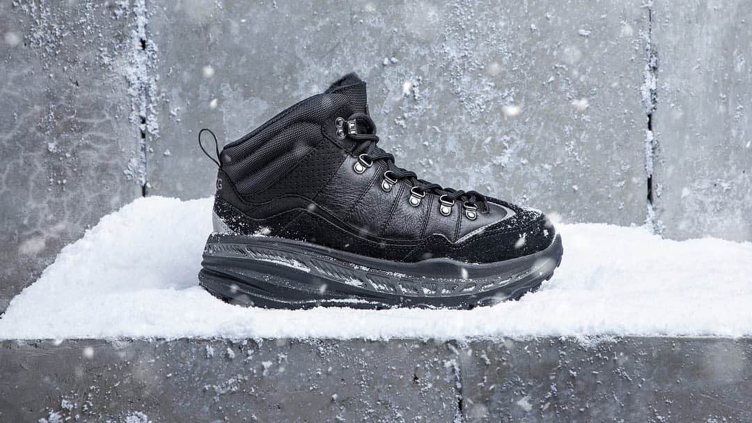 UGGさんのインスタグラム写真 - (UGGInstagram)「ファッションと機能性を融合させた防水仕様のハイブリッドデザインの"Cold-Weather Boots Collection"。  "Emmett Duck Boot"は、ユニセックスなデザインでマイナス32℃の寒さに耐えられる防水・防寒ブーツ。プレミアムコーティングを施したレザーや、乾燥した路面から凍った路面まで卓越したグリップ力をもつWhite Spider Rubberのアウトソールなど、こだわり満載の一足！  他のメンズブーツもぜひチェックしてください。  #UGGブーツ #UGGboots #UGGJapan #UGGメンズ #UGGmens #ウィンターブーツ #ブーツ #ブーツコーデ #メンズブーツ #防寒ブーツ #足元コーデ #ショートブーツ」10月30日 15時04分 - uggjapan