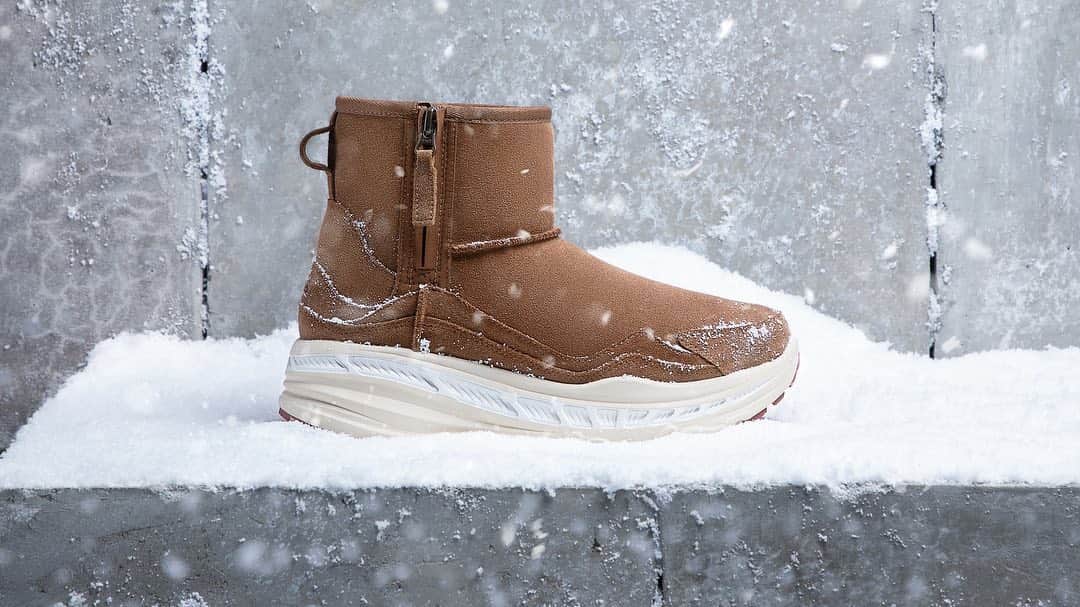 UGGさんのインスタグラム写真 - (UGGInstagram)「ファッションと機能性を融合させた防水仕様のハイブリッドデザインの"Cold-Weather Boots Collection"。  "Emmett Duck Boot"は、ユニセックスなデザインでマイナス32℃の寒さに耐えられる防水・防寒ブーツ。プレミアムコーティングを施したレザーや、乾燥した路面から凍った路面まで卓越したグリップ力をもつWhite Spider Rubberのアウトソールなど、こだわり満載の一足！  他のメンズブーツもぜひチェックしてください。  #UGGブーツ #UGGboots #UGGJapan #UGGメンズ #UGGmens #ウィンターブーツ #ブーツ #ブーツコーデ #メンズブーツ #防寒ブーツ #足元コーデ #ショートブーツ」10月30日 15時04分 - uggjapan