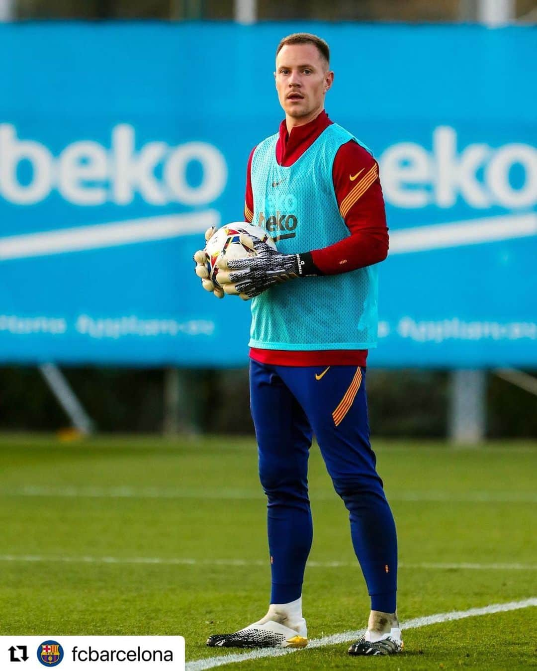 LFPさんのインスタグラム写真 - (LFPInstagram)「👀 Look who are back! 💪 • 👀 ¡Mira quiénes están de regreso! 💪 • #TerStegen #Umtiti #Barcelona #LaLiga #LaLigaSantander #Football #ViveLaLigaSantander」10月30日 15時04分 - laliga