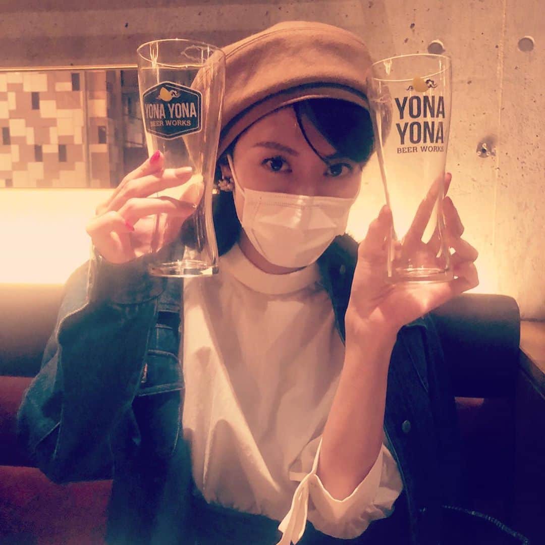 小板奈央美のインスタグラム：「#ビール女優 #こいたチャン  @koitanaomi.beer  ・ ビールグラスをマラカスの様に扱う🥂←スワイプしてねw (訳ありな腕、お陰様で順調に良くなっております🙆‍♀️) ・ ・ 感染予防・対策をきちんとしながら、 会いたい人に、会い行く！ 高め合える仲間の再確認！！ ・ ・ そんな10月でした☺️🧡 ・ ・ 今年も残り2ヶ月！ 自分らしく楽しむぞ☺️ ・ #小板奈央美 やはり#ビール好き」