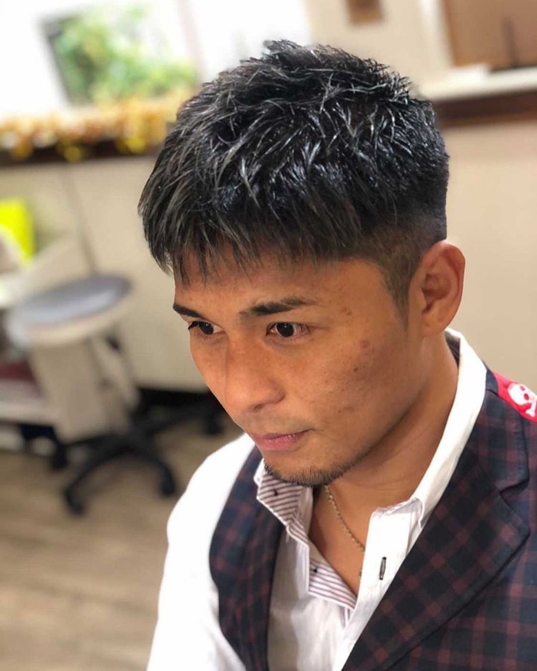 大沢文也のインスタグラム：「記者会見前にビシッとと決めてもらいました(^.^) @dbond724  ありがとうございました😊  #カット #カットカラー #カラー #スーツ #スーツ男子 #派手 #おしゃれ」