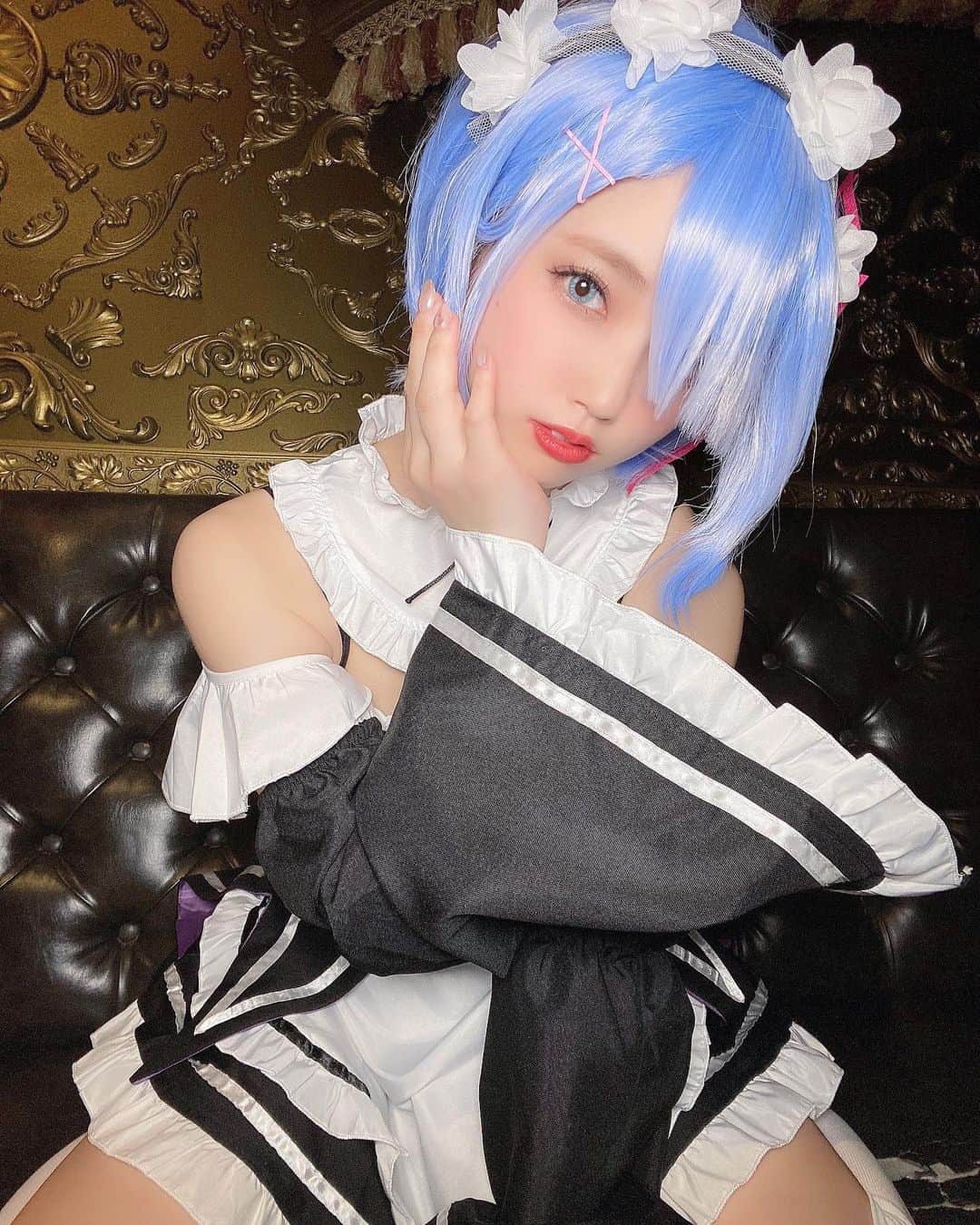 yokoのインスタグラム：「. レム💙🤍💙 . . . みんなにラムの方がおっぱいあるやんって言われる。かなしい。笑 . . . . . . . . .  . . #リゼロ#リゼロから始める異世界生活#コスプレ#ラム#レム#ラムレム #エンタメ活動を止めない #アジア一のエンターテインメント #burlesque#burlesque lesquetokyo#バーレスク東京#ダンサー#透明少女#model#hairmake#makeup#love#ootd#fashion#instagood#instalike#instafashion#tokyo#pink#blue #お洒落さんと繋がりたい#カメラ好きな人と繋がりたい#モデル#東京」
