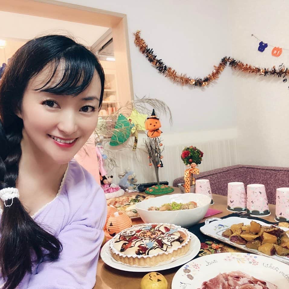 鈴木あさみのインスタグラム：「🎃Happy Halloween🎃  Halloween pajamas party❗️🎃  ハロウィン🎃パーティー！  みんなでハロウィン　パジャマパーティー🎉🥳  私はさつまいも🍠掘りしたさつまいもで、大学いもを作りました🍠  ハロウィンの思い出が出来ましたー！  妊娠中🤰に準備してくれたお友達に感謝❤️」
