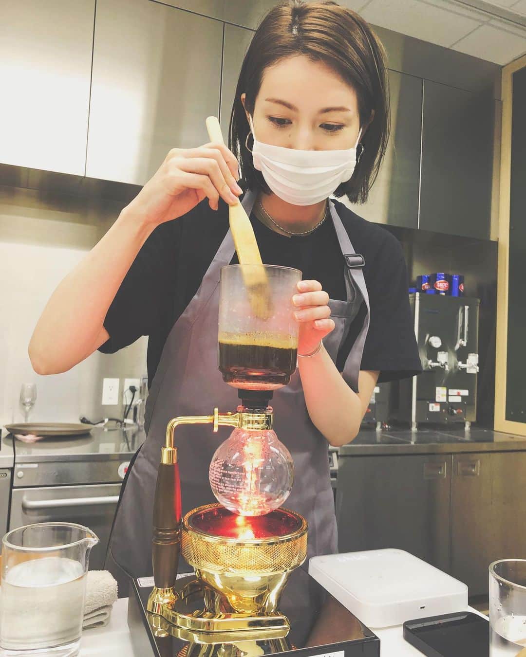 のインスタグラム：「仕事で御縁があり、 UCCコーヒーアカデミーさんで初めてサイフォンを体験してきました😋 未知の世界に触れるのは刺激になります。 安全対策も手厚く、私は安心して楽しく受けられました。  ベーシックコースから スペシャリストコース、 単発で受けられるセミナーも沢山あるので これからも色々受けたいと思っています🥰  趣味でコーヒーを楽しみたい方、 仕事でコーヒーを突き詰めたい方。  是非一度UCCさんのホームページを覗いてみてください！」