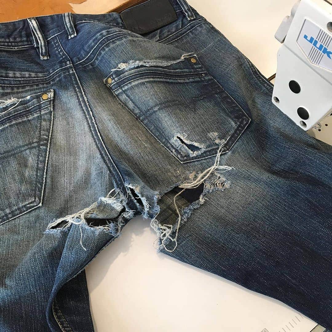 select shop「ASHOES」 SHOP STAFFのインスタグラム：「#Repost @ashoes_sewing_factory Made by @Image.Downloader · · · · 股部分のリペア。  リペアにあたってインシームとバックセンターの解体をしました。過去のリペア残も除去(コレがやだけど…)  でもそうすると綺麗に仕上がるし、このあともリペアが効いて長持ちすると思います。  お気軽にご相談ください。 048-782-6627 −−−−−−−−−−− ジーンズをカッティングから丸縫いしています。シルエットの別注も可能です。 −−−−−−−−−−− #デニムリペア」