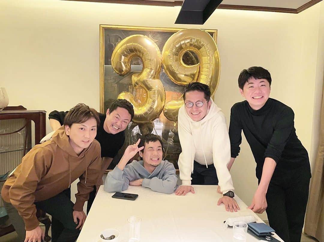 光本勇介のインスタグラム：「年イチくらいで食事する同年代の経営者たちとごはん。ちなみに風船あるけど誰の39歳の誕生日でもない笑。」