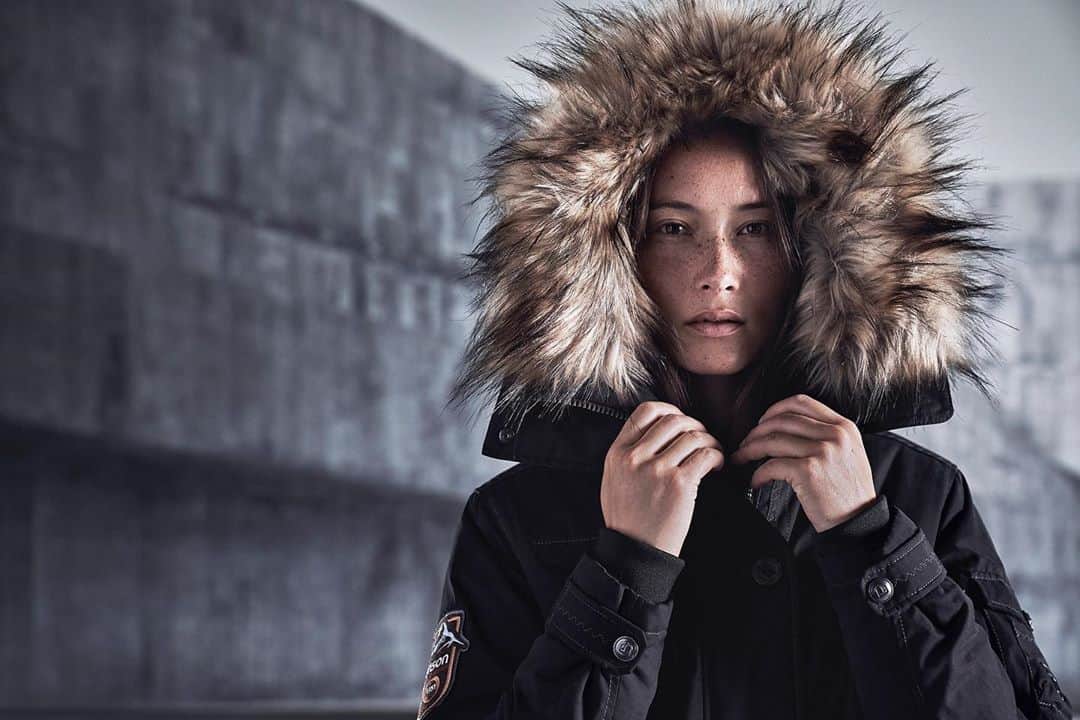 テンソンのインスタグラム：「Stay warm and cozy this winter ❄️  Our anniversary edition Lhasa parka lets you do just that by being a homage to our fashionable and functional history. Delivering technical features with a classic and timeless design.   Shop yours today at tenson.com  #tenson1951 #theswedishoutdoorbrand #awayofliving」