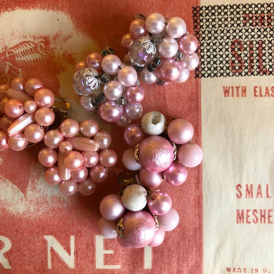 NUTTY Vintage&Collectibleのインスタグラム：「🍑RECOMMEND VINTAGE🍑  ☑︎vtg pink color beads earrings  そっと耳元に添えるだけで華やぐビーズイヤリング。 NUTTYには選びきれない程！の沢山のとっておきイヤリングを取り揃えております＊ これから活躍するニットとの相性も抜群！ マスクとの組み合わせを考えるのも楽しいですよ♡  💌DMより詳細/通販承っております💌  ------------------------------------ 🛍NUTTY通販について🛍 ------------------------------------- ＜ONLINE STORE＞ VINTAGE▶︎http://nutty.theshop.jp/ USED SELECT▶︎https://nuttyselect.official.ec/ （プロフィールページURLよりjump🕊） ㅤㅤㅤㅤㅤㅤㅤㅤㅤㅤㅤㅤㅤ ＜VIDEO CHAT SHOPPING＞ テレビ電話をお繋ぎして、リアルタイムでご案内いたします。詳細は過去の投稿をご覧ください。」
