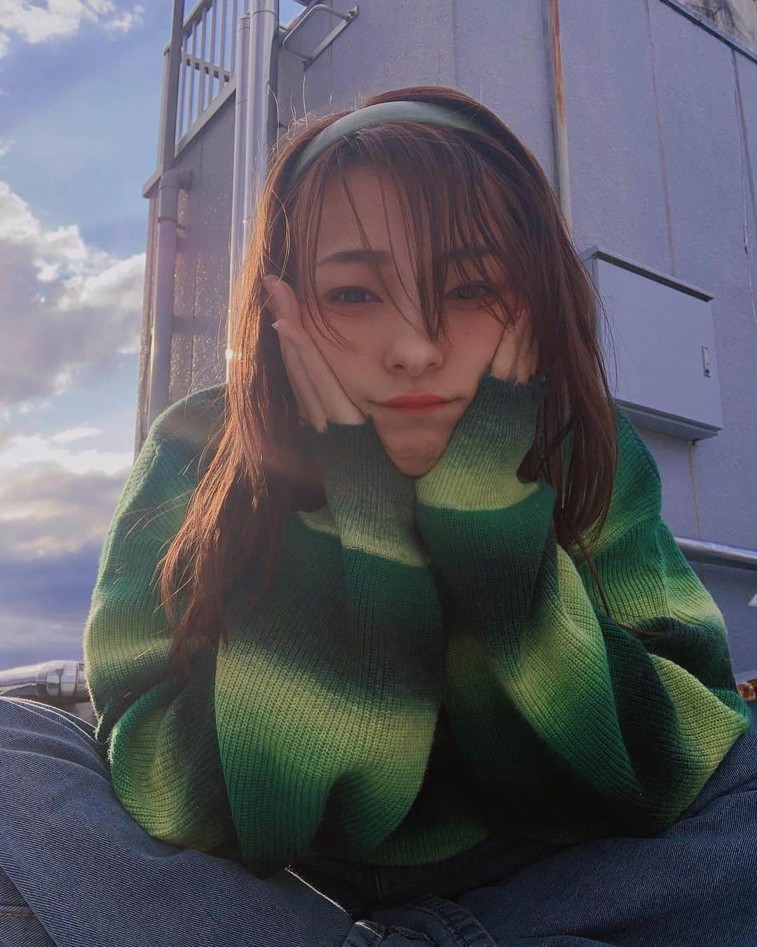 ジェニーのインスタグラム：「久しぶりに着たい洋服を見つけた。  #ootd #このグリーンのトップス!!!! #不思議だよねぇ #クロップド丈のニットなんて #今流行ってるよね!? #パーカーverも流行ってる気がする #別のブランドだけど #zozotownを見てそう思っただけ  #最近緑がブームかも？ #なんだかコレ！！！ #ってなる洋服がなくて #お悩み系女子なう #ハマらないと気が乗らないよね #待てば出てくるもんさー #なんくるないさー」