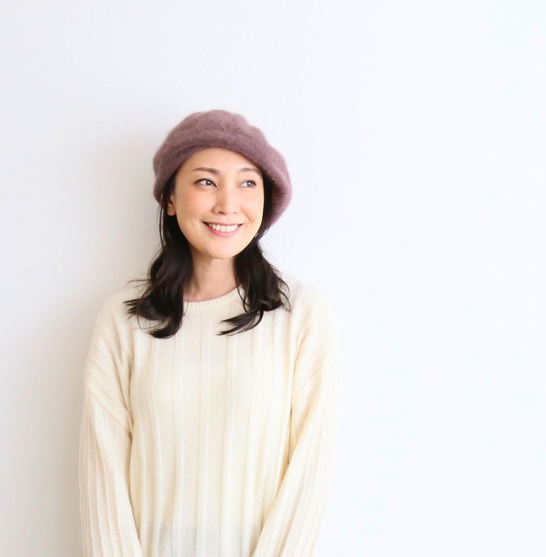 田中美里のインスタグラム：「ジンノビの秋冬にアンゴラのベレーが新しく追加されました。  ふわふわとした毛足が気持ちいい商品です。 軽くてあったか。  革紐でキュッとしぼってサイズ調整もできます。  photo by fujiko  #jinnobeatshitecassie  #ジンノビートシテカッシ  #新作 #アンゴラ #ベレー帽 #帽子  #以前撮影したものです」