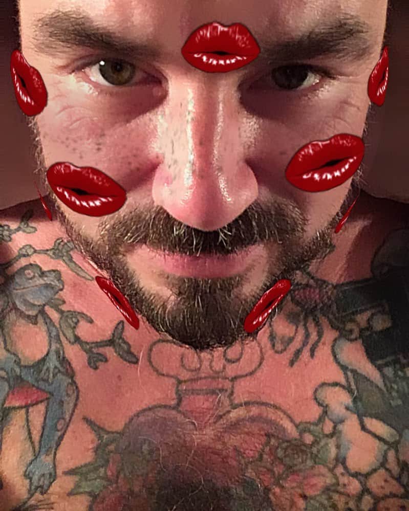 ジャンポールレスパナールのインスタグラム：「. Vu qu’on peut plus... 💋💋💋💋💋💋💋💋」