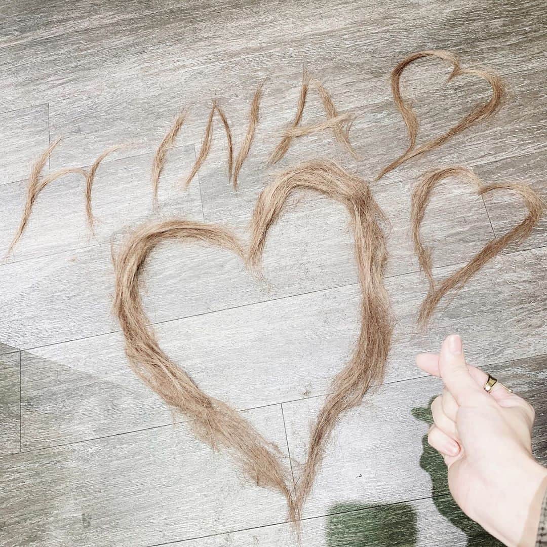 春咲ひなたのインスタグラム：「バッサリ✂️💮💯 . #ばっさりカット#イメチェン#頭軽すぎ#天国 #むしろ#世の中の#ロングヘア#女子 #毎日#おつかれさま#ほんと#えらい」