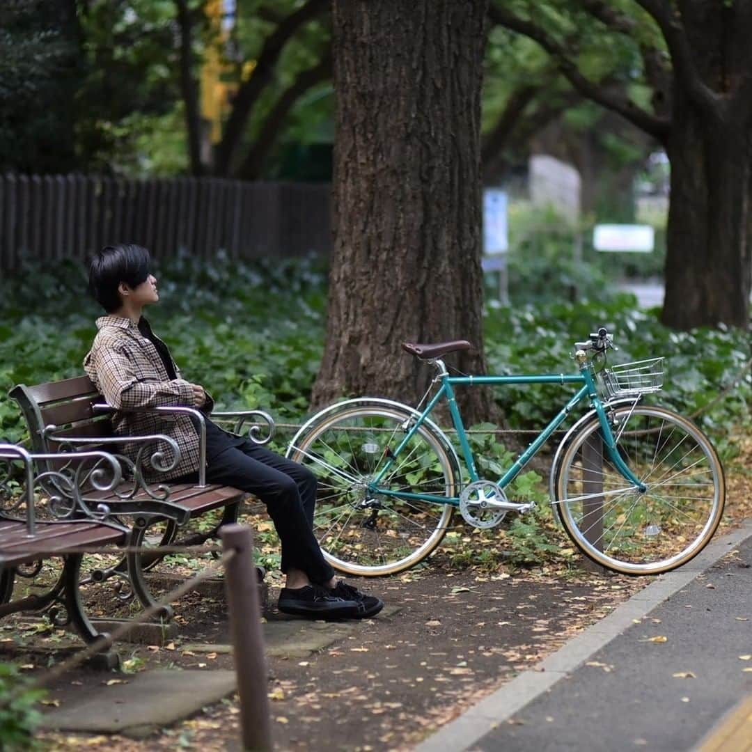 GREEN LABEL*グリーンレーベル*クロスバイクのインスタグラム：「紅葉を見に散走。 . BIKE：CHERO 700F／コバルトグリーン オプション：フロントバスケット、フロントキャリヤ、ドロヨケセット . #自転車でできること #紅葉 #散走 #ヘルメット　#KURMS #クルムス #CYLVA #シルヴァ #クロスバイク #BRIDGESTONE #BRIDGESTONECYCLE #BRIDGESTONEGREENLABEL #ブリヂストン #ブリヂストンサイクル #ブリヂストングリーンレーベル #自転車 #bicycle #自転車のある風景 #サイクリング #自転車のある生活 #自転車のある暮らし #自転車大好き #自由とおしゃれとブリヂストン」