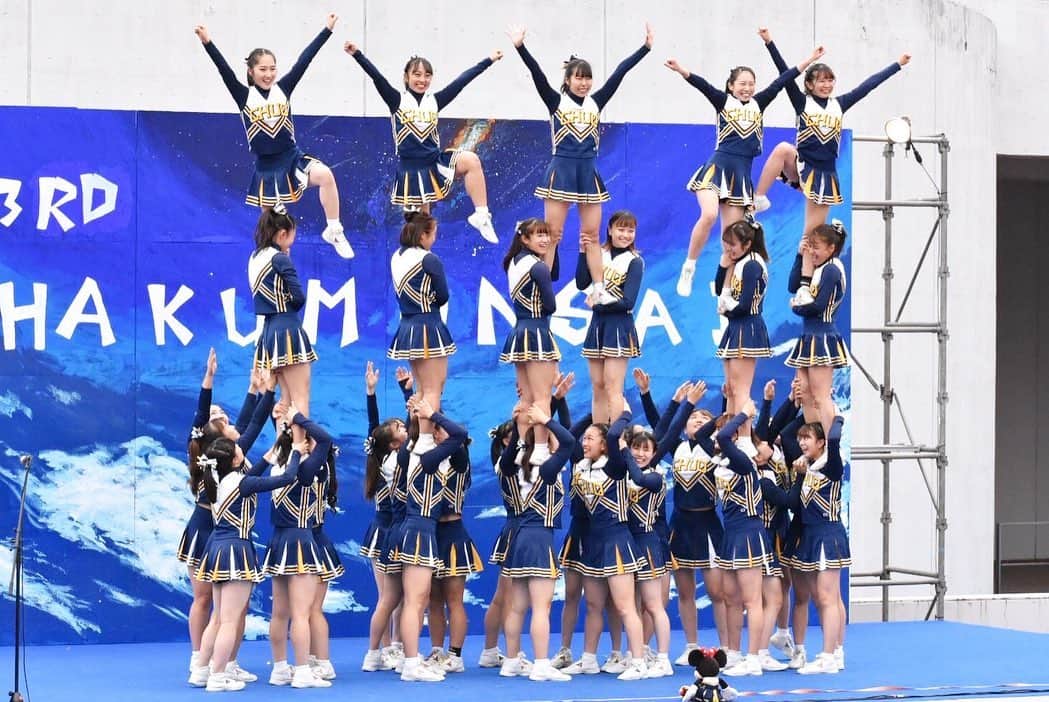 中央大学応援団チアリーディング部SPIRITSのインスタグラム：「【白門祭🍁】 こんにちは🌞 昨日からオンライン白門祭がスタートしました！  私たちもパフォーマンス企画に参加します😊 応援団の演技、チアリーディング部単独の演技をします🎶  ・チア演技①10月31日 12:20〜 ・チア演技②11月1日  17:00〜 ・応援団三部演技  11月1日17:20〜  視聴方法はタグ付けしている白門祭のアカウントからご覧ください✅  写真は昨年の白門祭の様子です📸 毎年多くの方に見に来て頂いていたステージ演技をできないのは残念ですが、 全力でパフォーマンスしたのでたくさんの方に見ていただけると嬉しいです🥰  #中央大学 #中大 #白門祭」
