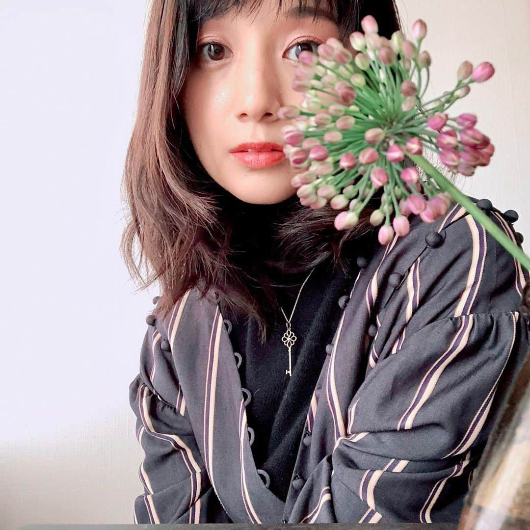 岡野真也のインスタグラム：「これはネギの花(カッコいい方の名前は忘れてしまった)  近所の花屋さんはいつも見たことない花を置いているので、我が家には大抵「なにこれ？」といわれる花が飾ってあります🏵 そしていつも花の知識を2〜3授けてくれるので、別の世界線があったなら花屋さんもいいなと思い始めました💐  #flower #ネギの花 #ちょっと臭い  #christiandada #tiffany」