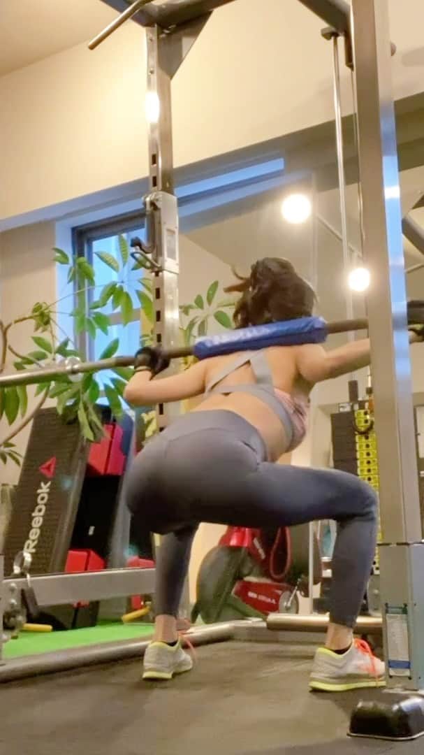 しろまっするのインスタグラム：「Here are some exercises from my session the other day - targeting glutes and hamstrings !!  時間差投稿⌄̈⃝ 下半身トレーニング(๑•̀ •́)و✧  スクワットからのジャンプスクワットのスーパーセットを3セット🔥🔥🔥  キツい（笑） 最近は家トレでウェイトは使ってないトレーニングメインなので、そろそろウェイトトレーニングしなくては(｣°∀°)｣  @exthy_ginza  @keito_hmb  @premorl_japan  @nike  @nikewomen  @nikesportswear  @niketokyo  @fitnista_club   #instafitness #fitnessmotivation #fitmotivation #girlsfitness #girlsfitnessmotivation #fitnesslifestyle #fitforlifestyle #fitforhealth #healthwellness #fitforfun #fitnessvideo #fitnessmovie #workoutvideo #workoutgirl #gymmotivation #gymgirlsdaily #workouteveryday #positivevibesonly #パーソナルトレーニング #ジム女子 #トレーニング女子 #トレーニング動画 #ジム女子 #お尻トレーニング #美ボディメイク #メリハリボディ #トレーニング好きな人と繋がりたい」