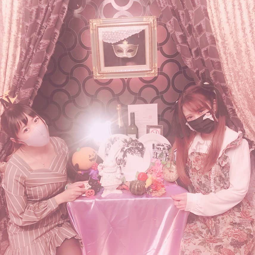 のインスタグラム：「Halloween party🎃 ♡ ♡ ♡ #halloween #halloweencostume #halloweenparty #halloweenpumpkin #アリスカフェ #古城の国のアリス #東京カフェ #映えカフェ #コンセプトカフェ #ハロウィンパーティー #池袋カフェ #alice #不思議の国のアリス #aliceinwonderland」