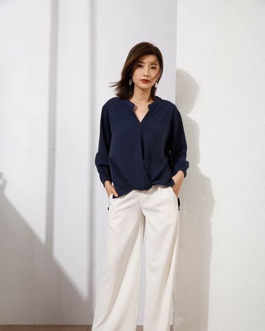maison de LATIRさんのインスタグラム写真 - (maison de LATIRInstagram)「ラフにかっこよく着こなせるシフォンシャツ。 着るだけで簡単にコーデにこなれ感がでるので毎日着たくなる、シンプルなデザインです。 後ろ下がりのシルエットなのでヒップラインも自然にカバー。 ゆったりとしたシルエットですが、首元はスキッパーなので程よい抜け感も演出。 スカート・パンツボトムスを選ばずスタイリングを楽しめます♪  ↓ご購入はこちらから↓ @maison_de_latir #maison_de_latir #メゾンドラティール #https://shop-list.com/women/brand/maison-de-latir/」10月30日 16時08分 - maison_de_latir