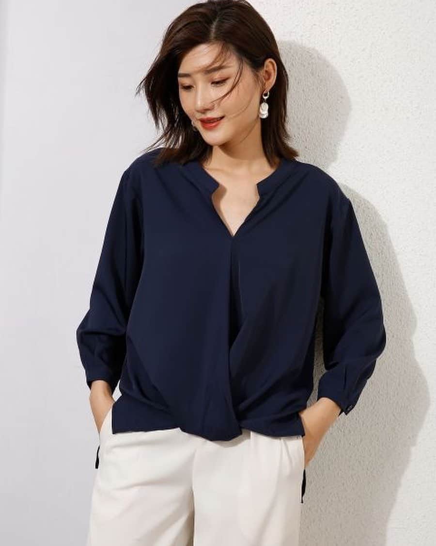 maison de LATIRのインスタグラム：「ラフにかっこよく着こなせるシフォンシャツ。 着るだけで簡単にコーデにこなれ感がでるので毎日着たくなる、シンプルなデザインです。 後ろ下がりのシルエットなのでヒップラインも自然にカバー。 ゆったりとしたシルエットですが、首元はスキッパーなので程よい抜け感も演出。 スカート・パンツボトムスを選ばずスタイリングを楽しめます♪  ↓ご購入はこちらから↓ @maison_de_latir #maison_de_latir #メゾンドラティール #https://shop-list.com/women/brand/maison-de-latir/」