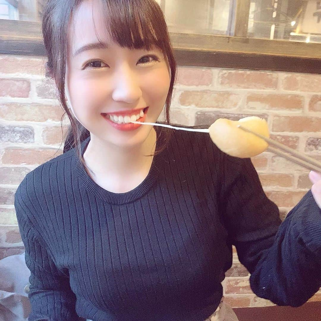 楠木まゆさんのインスタグラム写真 - (楠木まゆInstagram)「チーズボールずっと食べたかったけど、初めてたべたの🟡 ・ 甘かった！チーズすきだから、チーズだらけなモッパンセットたまらん。。 ・ ・ #チーズボール #チーズ #モッパンセット #トンマッコル #新大久保 #新大久保グルメ #cheeseball #🧀 #チーズ好き #チーズ好きにはたまらない」10月30日 16時03分 - kusunoki__mayu