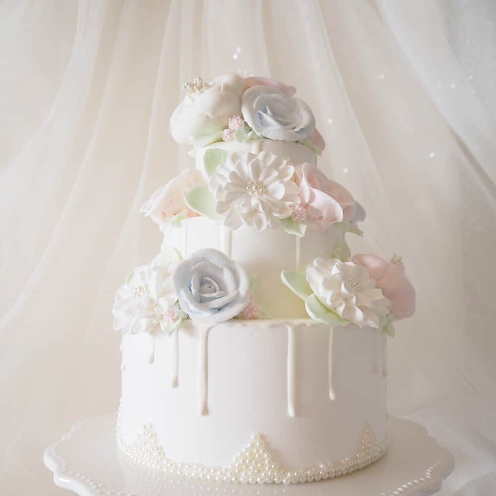 creema_weddingのインスタグラム：「淡いブルーとピンクのバラが印象的な純白のクレイケーキ。贅沢にあしらわれたパールが上品で、ウェルカムスペースを美しく彩ってくれます。 .  [ 《新作》クレイケーキ　mariage  TeNoHiLa ] ▶︎詳細は画面タップもしくは以下からご覧いただけます https://www.creema.jp/item/10584860/detail . Creemaで見つけたあなただけのお気に入りを #my_creema のハッシュタグでぜひ投稿してください。ウェディング以外のCreema作品は @creemajp にてご覧いただけます。 . #creemaウェディング #creemawedding #ウェディング #ウエディング #オリジナルウェディング #ナチュラルウェディング #プレ花嫁 #花嫁 #結婚式準備 #ウェルカムスペース #ウェディングケーキ #オーダーメイド #クレイケーキ #ハンドメイド #手作り #クリーマ #ウェディングアイテム #handmade #handcraft  #wedding #weddinginspiration #instawedding #creema」
