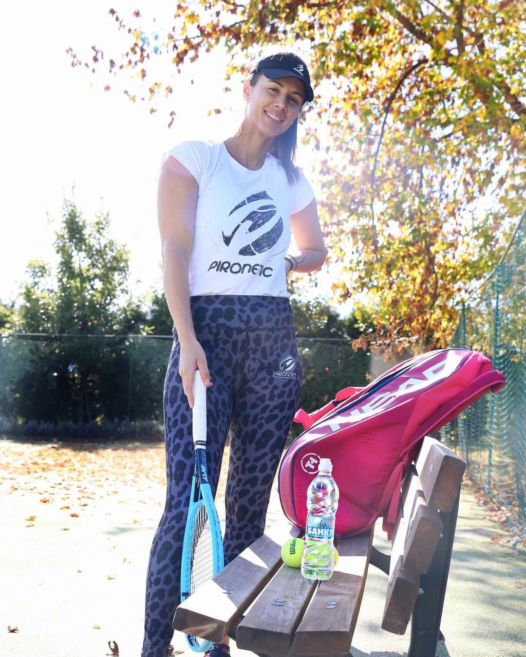 ツベタナ・ピロンコバさんのインスタグラム写真 - (ツベタナ・ピロンコバInstagram)「Сутрешните тренировки са ми любими, особено през есента!🍂🍁🍄🦔  Умерени температури и слънчеви дни изпъстрени в красиви и топли цветове, които с всеки изминал ден стават все по-наситени.🌞🧡🍂🍁.  Възможноста да правя това, което обичам е моята глътка живот всеки ден.❤️ #tennis #motivation #Банкя #ГлъткаЖивотВсекиДен”」10月30日 16時10分 - tpironkova