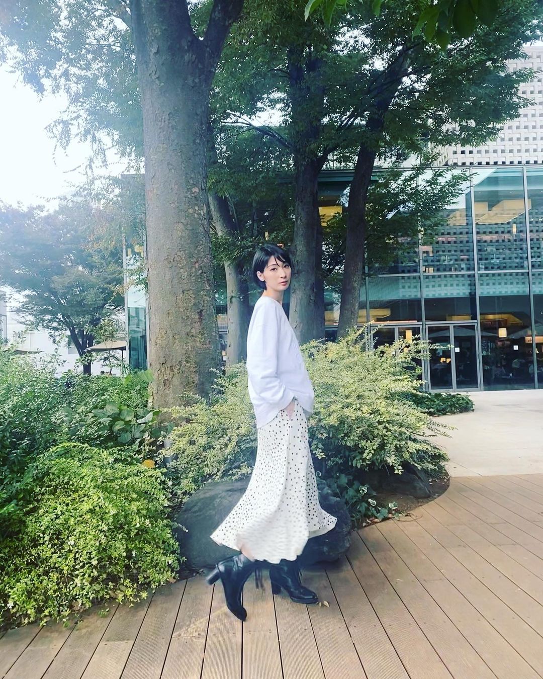 デコウトミリさんのインスタグラム写真 - (デコウトミリInstagram)「いまくらいの気候が一番すき✨ 　 #代官山#代官山カフェ#ファッション#ファッションコーデ  #コーデ#コーデ記録 #ステラマッカートニー  #代官山カフェ#代官山蔦屋書店 #ファッション好きな人と繋がりたい  #ファッション部 #コーデ日記 #黒髪ショート #黒髪 #ショートヘア #ショートカット#アイビープレイス #ivyplace #ootd#ootdfashion#代官山ヒルサイドテラス  #コーディネート#大人ファッション」10月30日 16時11分 - miridecouto