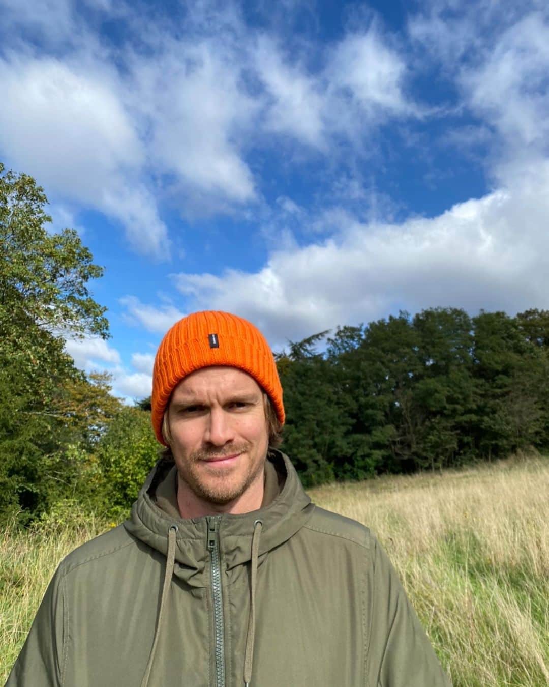ファーン・コットンのインスタグラム：「Happy Birthday @jessejameswood  We bloody LOVE you so much.  Here’s to another beautiful year of YOU. Another year of your beautiful kindness, dad jokes, guitar solos, loud sneezes, calm energy and love. Lucky us. Happy birthday baby. ♥️🧁🥳」