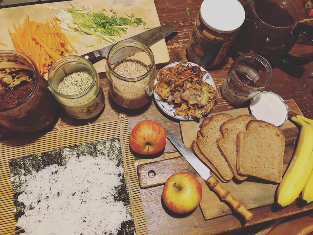 日登美さんのインスタグラム写真 - (日登美Instagram)「This is my morning meditation 🧘‍♀️  Seriously...! Making sushi roll and sandwiches for lunch box for each kids, miso soup for breakfast, making Bancha tea for whole day.. at the same time turning on wash machine, wake my little kids up. Seems hectic, yes it is, but somehow peaceful inside of me🙏 Just do it, if I don’t better don’t, don’t think too much ,it’s okay. All comes naturally...✨  朝のカオスは同時に私の瞑想🧘‍♀️ 無になる、て静かに座ってないとできないわけじゃないんだな。特別なことしなくても誰もがどこかで体験しているのかもしれない、気がつかないだけで。 無になる、て何か無くなるわけでもなくて、無くそうとするんでもなくて、自然と何かと調和するみたいな感じなのかもしれない。 考えすぎないで、目の前のことに取り組むうちに自然と感じる幸せが気がついたら手のひらに。 と。子供を送り出したあとの台所からふと思っています。  #cooking #meditation #natural #lifestyle #momslife #dailyinspiration #simply #happy #berlin #瞑想 #台所 #忙しいけど #幸せ感 #何だろうねこれ #いってらっしゃい #今日も一日 #ママライフ#できる日も #できない日も #それでいい」10月30日 16時19分 - hitomihigashi_b