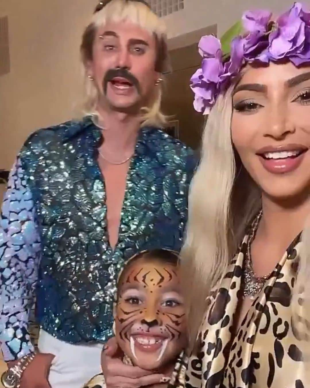 Just Jaredさんのインスタグラム写真 - (Just JaredInstagram)「@kimkardashian dressed up as Carole Baskin for Halloween with her best friend @foodgod as Joe Exotic and her daughter North West as a tiger cub! #KimKardashian #JonathanCheban #NorthWest #CaroleBaskin #JoeExotic #TigerKing Photo: Instagram」10月30日 16時22分 - justjared