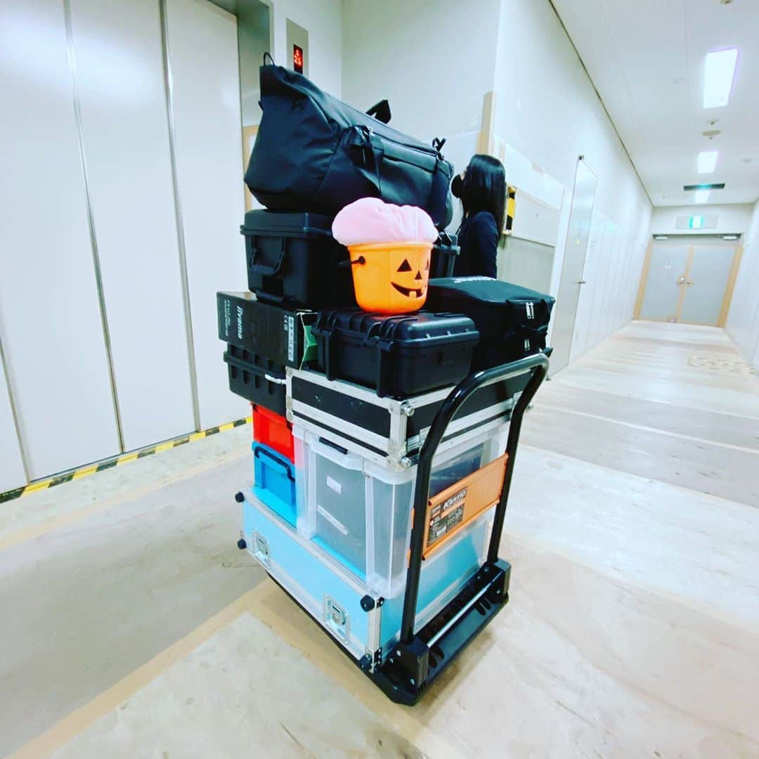 tokuのインスタグラム：「本日の装備。 これと、リュックとスタンドケースは背負ってる☺️ 1830からハロパ直前配信をしますー。  #配信機材」