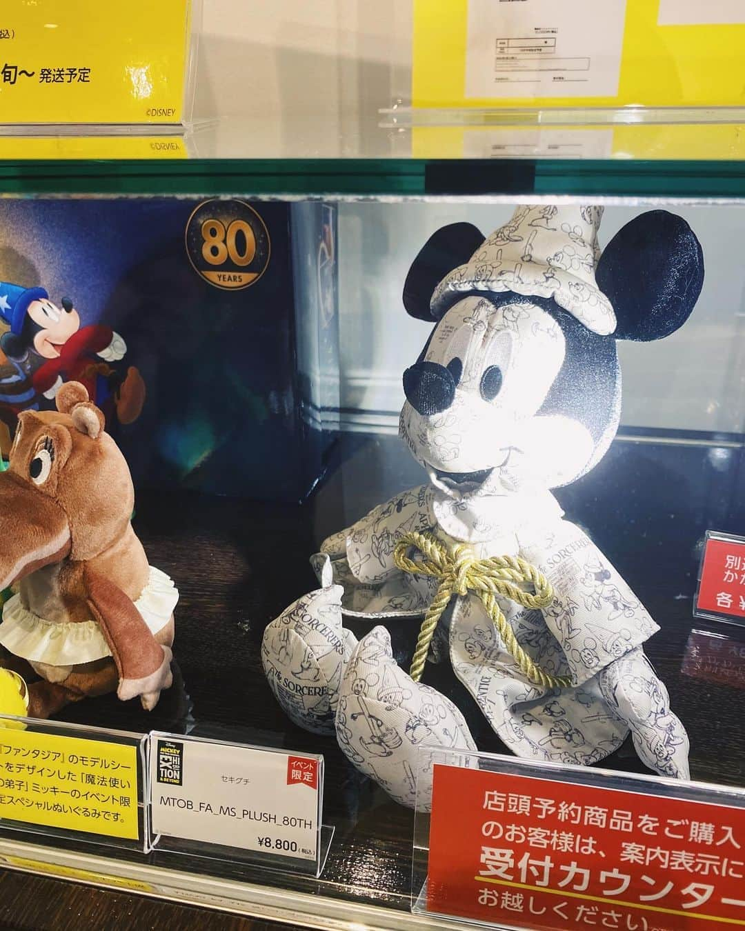 中島奈津希さんのインスタグラム写真 - (中島奈津希Instagram)「🐭❤️🐭﻿ ＂MICKEY🐭THE TRUE ORIGINAL＂﻿ ﻿ ﻿ ﻿ ﻿ ﻿ ﻿ 本日10/30〜開催中の﻿ ＂#ミッキーマウス展 🐭＂﻿ ﻿ 行ってみて一番ビックリしたのが﻿ 【グッズ購入の待ち時間⌚️】﻿ ﻿ お姉(@nakajima_ayano )も書いてくれていたけど﻿ 私たちは3時間並びました👭🏻笑﻿ ﻿ ﻿ ﻿ ﻿ グッズ購入の際のポイントは﻿ ﻿ ☑︎入場時間を朝一か夕方(遅い時間)にすること。﻿ →私たちが並んでいる時に購入した方が﻿ 「2時間並んだよ〜」と話していたので﻿ シンプルに、早い時間帯にショップに入れば﻿ 待ち時間も短くなる。笑﻿ あとは、私たちが会計を済ませたあとは、﻿ ショップに入る列はほぼ無くなっていたから﻿ 最後の時間を狙うのも良いかなと🐭﻿ ﻿ ﻿ ☑︎店頭予約商品を購入する人は、ショップに入ったらオーダーシートをすぐ貰うこと。﻿ →店員さんからも案内があるかもしれませんが、﻿ レジで書く時間は全くないので﻿ まずシートを貰ってレジに並びながら記入するのが良いと思います🐭﻿ また、オーダー予定の方は列に並びながら記入する事になるので、﻿ ボールペンと下敷きのような物を持って行くことをオススメします📝﻿ ﻿ ﻿ ☑︎店頭予約商品を買わない、又はシートを貰ったらすぐ最後尾へ並ぶこと。﻿ →私たちが行った時は、レジ待機列でショップをぐるりと囲うように列ができていたので﻿ 並びながらグッズをカゴの中に入れられました🐭﻿ ﻿ ﻿ ☑︎充電器を忘れないこと。笑﻿ →初日だからか分からないけれど、﻿ 3時間より短くなっても時間帯によっては1.2時間待つ可能性もあるので、﻿ 待ち時間のために充電器は持参しましょう🔋笑﻿ ﻿ ﻿ ☑︎ミッキーマウス展後は時間指定の予定は入れないこと。﻿ →まさに私がミッキーマウス展の後に﻿ だいぶ余裕を持って予定を入れていたのだけど﻿ その余裕すらもなくなるぐらいグッズ購入で﻿ 時間が掛かったのでご注意を🤫💕笑﻿ ﻿ ﻿ ﻿ ﻿ ﻿ ﻿ ﻿ 今ぱっと思い浮かぶのはこれぐらい！笑﻿ ﻿ アートを見たらどんなグッズが売ってるかも気になるし﻿ 行ったらやっぱり買いたくなっちゃうと思うから﻿ 少しでも時短の参考になれば嬉しいです🐭❤️﻿ ﻿ ﻿ 因みに！﻿ グッズでそんなに待てない💦という方は、﻿ 1.2枚目の写真に写っている﻿ ミッキーマウス展入場者特典の#エコバッグ もお土産になるかなと思います🐭🛍💕﻿ 開けるまで絵柄が分からないので﻿ ワクワク感も楽しい😍😍﻿ ﻿ ﻿ ﻿ という事で、、﻿ グッズ情報だけでも1投稿に収まらなかったので﻿ またまとめてアップします🐭❤️﻿ ﻿ ☁️☁️☁️☁️☁️☁️☁️☁️☁️☁️☁️☁️☁️☁️☁️☁️﻿ #disneysisters_jp ←#中島姉妹 ディズニーまとめ👭🏻﻿ #ミッキーマウス ﻿ #六本木#森美術館#森アーツセンターギャラリー ﻿ #MICKEYMOUSE ﻿ #mickeythetrueoriginal」10月30日 22時05分 - nakajima_natsuki