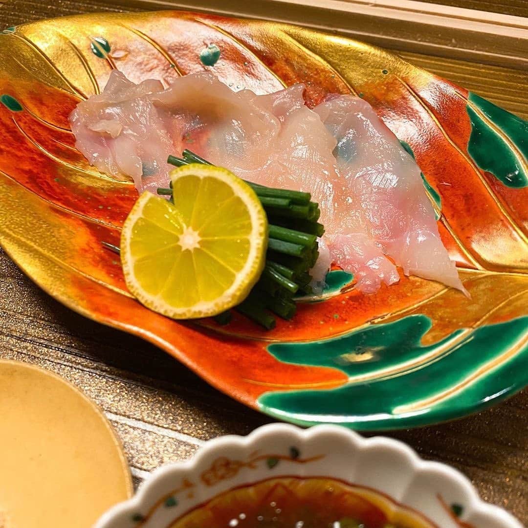 東京カレンダーさんのインスタグラム写真 - (東京カレンダーInstagram)「『東カレ倶楽部メンバー様よりリポスト』﻿ #repost ☞ @marudom﻿ 味が力強い和食を食べるならこんな店@銀座﻿ ⠀⠀⠀⠀⠀⠀⠀⠀⠀﻿ 茂松さん。グルメなパイセン方に最近評判が良い日本料理屋さんです。本日は個室の会😆　出汁がはっきりした味で、私的には好み😋。フグ刺しも厚めなところも食べ応えがあって良き😊️。それぞれ少し変わった工夫があり、大将の個性が光ります。旬のサンマごはん、デザートのほうじプリン美味しく、絶品でした💖 またひとつ、良いお店に出会えました。﻿ 。﻿ 。﻿ 。﻿ #茂松 #銀座グルメ #銀座茂松 #グルメ好きな人と繋がりたい #グルメな人と繋がりたい #食べるの好きな人と繋がりたい #東京グルメ #飯テロ #食べスタグラム #飯スタグラム #東京カレンダー #東カレ倶楽部 #インスタグルメアワード2020 #日本料理 #まつたけ #yummy #yum #foodstagram #foodie #幹事様に感謝 #日本酒好きな人と繋がりたい #松茸ごはんのお裾分け感謝 #誰と食べるか」10月30日 22時05分 - tokyocalendar