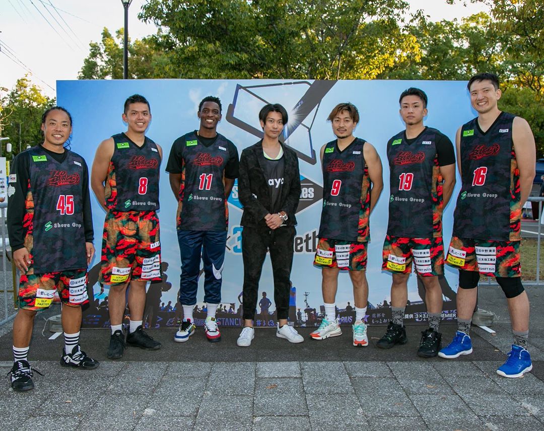 南圭介さんのインスタグラム写真 - (南圭介Instagram)「3x3 Basketball SAGA Super Games 2020にて 初めてのGayaR実況、最高に楽しかったです！！ バスケットのお仕事に携われる事が出来た喜び。 本当にありがとうございます！！  初めての佐賀県、初めての唐津。  このご縁に感謝です。  新しい体験や経験は、心を豊かにしてくれますな。  しかも久保田選手とはドラマ「ブサー・ビート」でご一緒したし、大学も同じという！  いやーそれにしても試合を見るとバスケしたくなりますな！！笑  あ 戦隊、ライダーチームで3×3出来るのでは？笑  そしてそして 唐津レオブラックスさんとインスタでコラボプレゼント企画をしていますので、是非是非ご参加いただけると嬉しいです！！  I'm rooting for the KARATSU LEO BLACKS.  Saya mau bermain bola basket🇮🇩  #佐賀さいこうフェス2020  #KARATSULEOBLACKS #唐津レオブラックス #LEONINERS #レオナイナーズ #原慎也 #堤啓士朗 #久保田遼 #大野敬太 #八谷克寿 #coryserfoss  #gayar #ガヤール」10月30日 21時58分 - keisuke_minami73