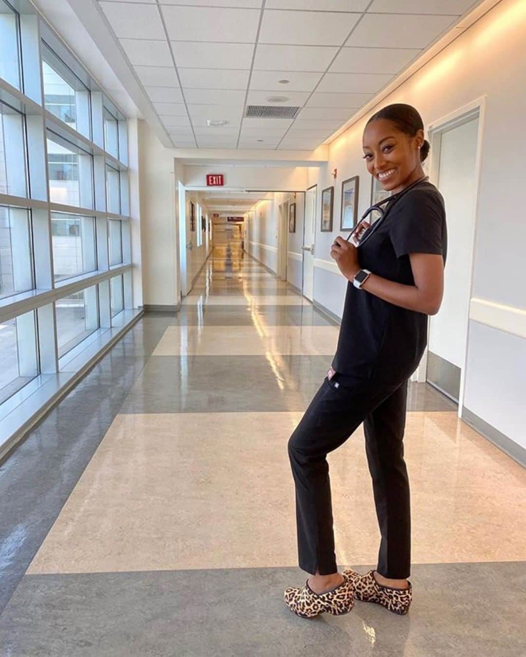 ダンスコのインスタグラム：「Enter to win wildly comfortable clogs! 1) Nominate a nurse or healthcare worker by tagging them in the comments. 2) Make sure you’re following @dansko on Instagram. Dansko has been proud to support nurses and healthcare workers throughout their journey, and through our donation efforts over the past months. This year, we are celebrating nurses and healthcare workers all year long! Giveaway Rules: Giveaway runs 10/30/20 at 9:00 AM EST - 11/01/20 at 11:59 PM EST. No purchase necessary. One winner will be randomly selected and both the winner and the tagged friend will be notified via DM. Verification that the tagged friend is a nurse or healthcare worker may be required in the form of a nurse’s badge or ID. Winner and tagged friend will each win one pair of Dansko shoes from the current collection with a total estimated retail value of $150 each. Giveaway not associated with Instagram. Full terms and conditions at the link in the bio.」