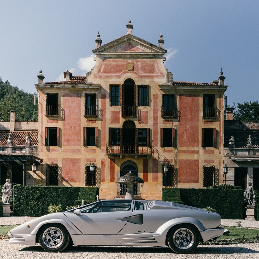 ランボルギーニさんのインスタグラム写真 - (ランボルギーニInstagram)「If the region of Veneto could tell a story, it would be through its aristocratic elegance and Countach 25th Anniversary’s timeless design. This marriage of style - celebrated between scenery and heritage - is captured by @marcovalmarana.   #Lamborghini #Countach #WithItalyForItaly #Veneto」10月30日 22時00分 - lamborghini