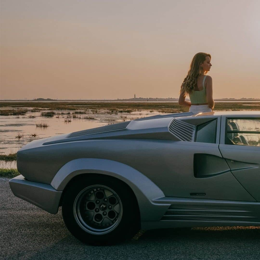 ランボルギーニさんのインスタグラム写真 - (ランボルギーニInstagram)「If the region of Veneto could tell a story, it would be through its aristocratic elegance and Countach 25th Anniversary’s timeless design. This marriage of style - celebrated between scenery and heritage - is captured by @marcovalmarana.   #Lamborghini #Countach #WithItalyForItaly #Veneto」10月30日 22時00分 - lamborghini