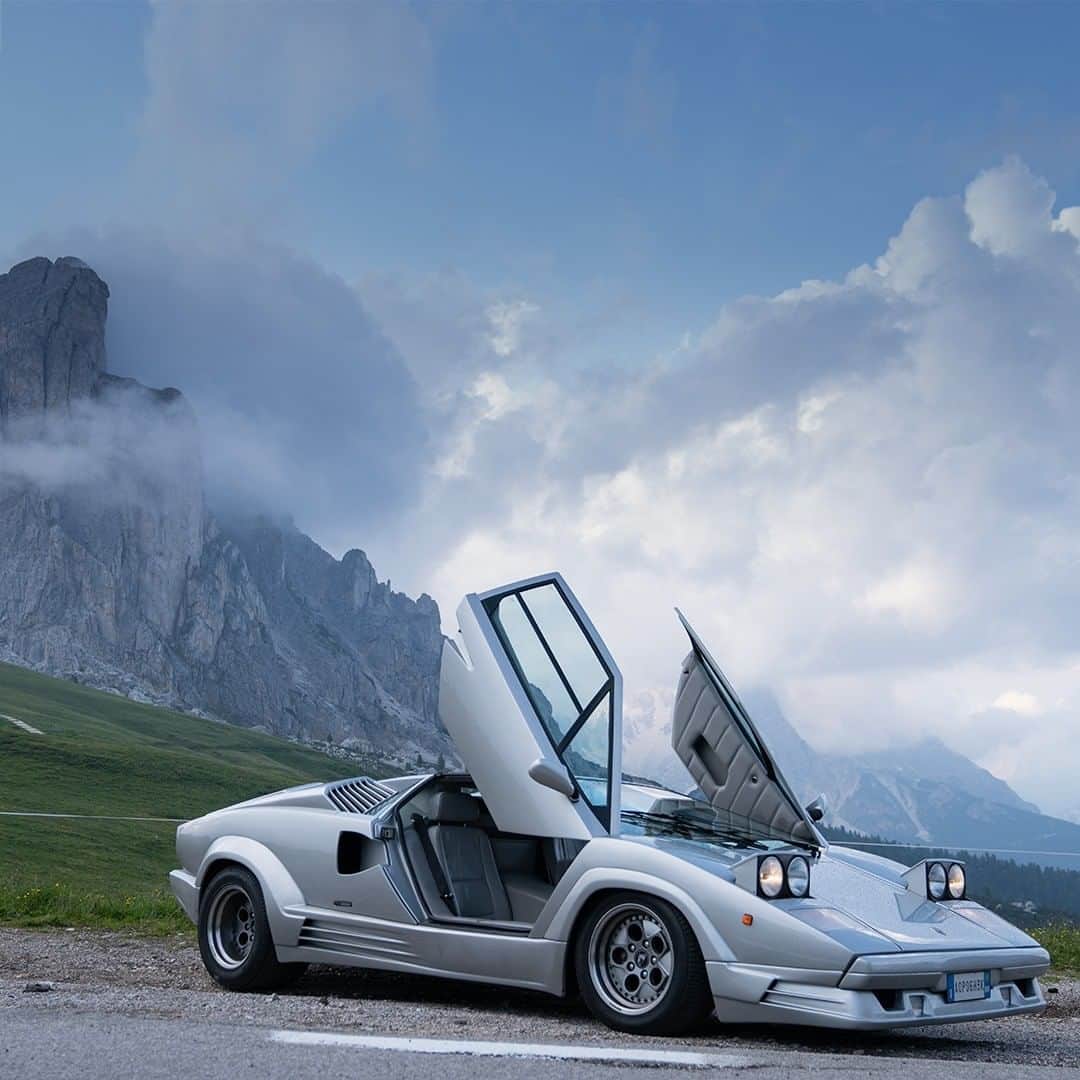 ランボルギーニのインスタグラム：「If the region of Veneto could tell a story, it would be through its aristocratic elegance and Countach 25th Anniversary’s timeless design. This marriage of style - celebrated between scenery and heritage - is captured by @marcovalmarana.   #Lamborghini #Countach #WithItalyForItaly #Veneto」