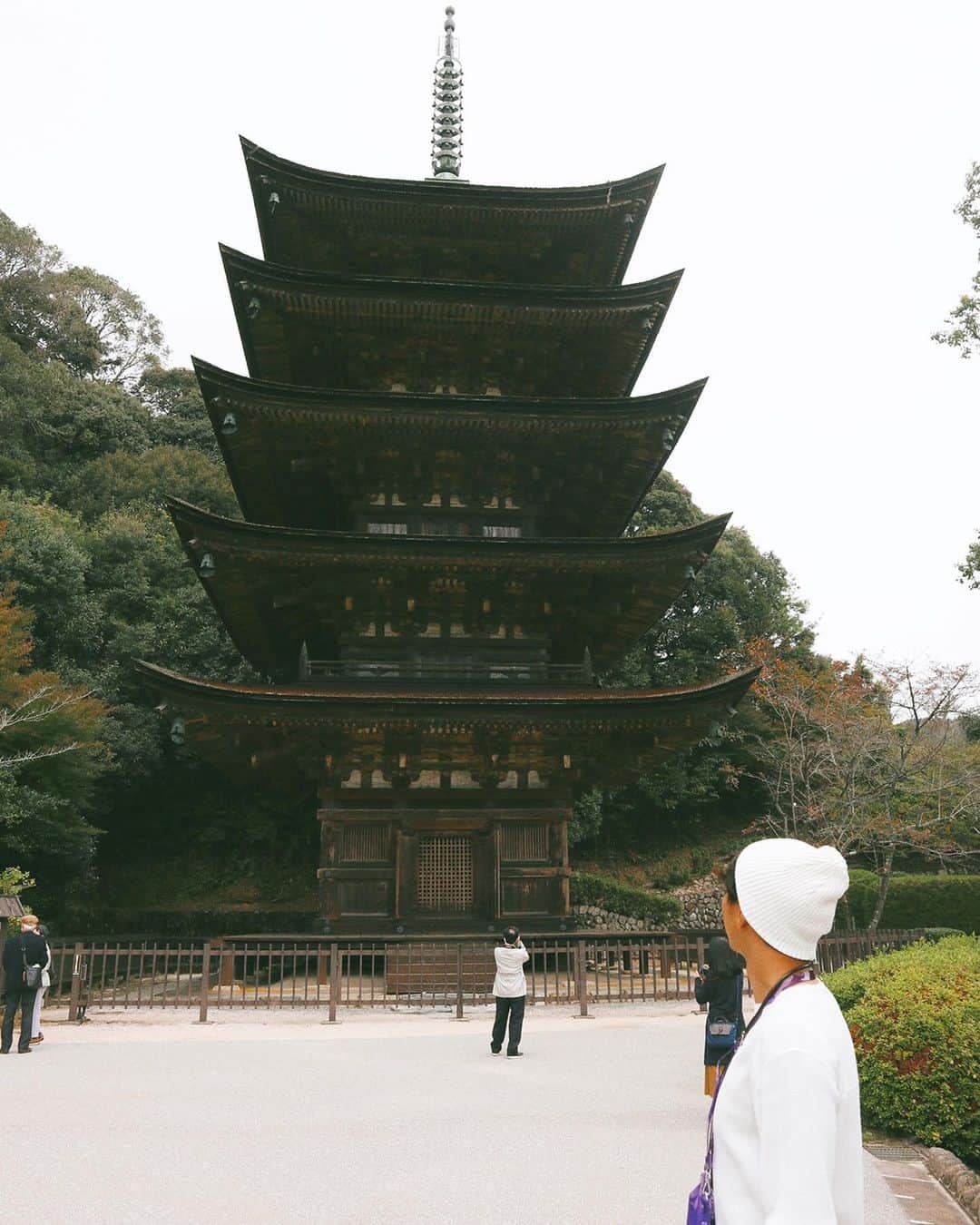武岡優斗さんのインスタグラム写真 - (武岡優斗Instagram)「国宝瑠璃光寺五重塔。  「西の京・山口」 を代表する観光名所。  フラッと立ち寄りました。  京都の醍醐寺 奈良の法隆寺 とならび日本の三大名塔の一つに数えられることもあるそう。  夜は日没から22時までライトアップされてるみたい。 今年は9月10月のうちの4日間だけ 「山口ゆらめき回廊」 と称され 約1000本のキャンドルを灯しライトアップ。 凄く幻想的な雰囲気だったそうです。 見たかった笑  夜の瑠璃光寺五重塔も見てみたいなー。 水面に綺麗に映りそう！  山口市に来た際は 日本の歴史公園100選 香山公園や 国宝瑠璃光寺五重塔に ぜひ立ち寄って 歴史に触れてみてください^ ^  #Yamaguchi #Yamaguchicity #山口県 #山口 #山口市 #西の京 #Renofa #Renofayamaguchi #レノファ山口 #ご当地シャレン #ご当地シャレン選手 #ご当地シャレン活動 #山口市担当 #武岡優斗 #国宝 #瑠璃光寺 #五重塔 #国宝瑠璃光寺五重塔 #日本の歴史公園100選 #香山公園 #共に山口市を盛り上げよう #現場からは以上です🙏」10月30日 22時01分 - yuto_takeoka17