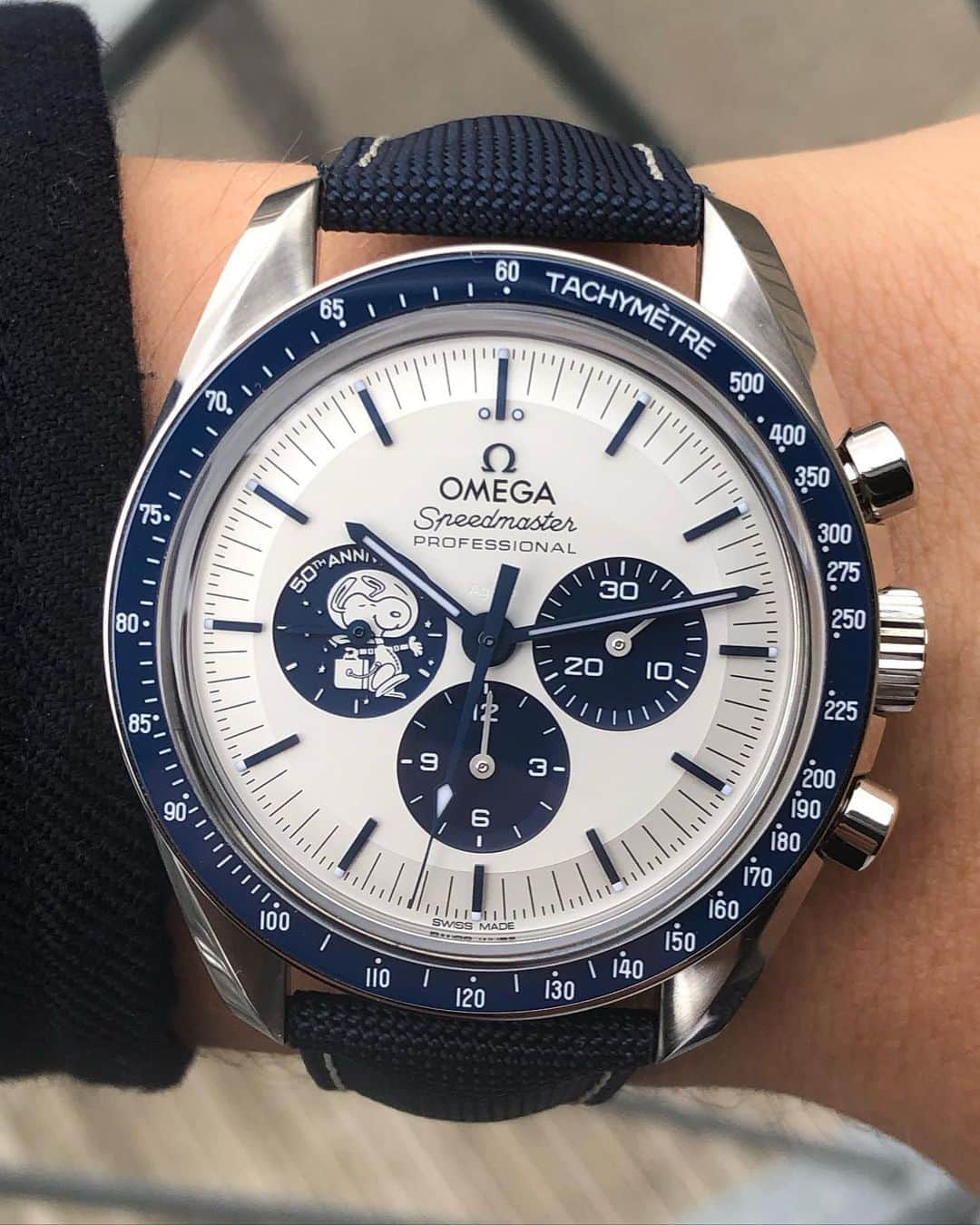 Daily Watchさんのインスタグラム写真 - (Daily WatchInstagram)「Another look at the new Omega Speedmaster “Silver Snoopy Award” 50th Anniversary with the coolest caseback ever 🚀🌘 Price: $9,600 USD」10月30日 22時02分 - dailywatch