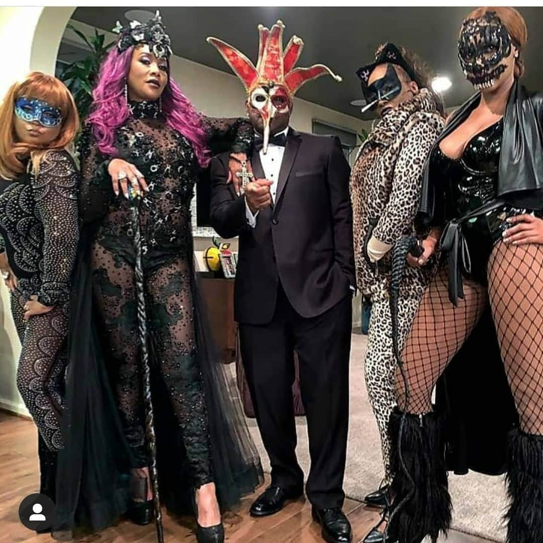 ヴィヴィカ・A・フォックスさんのインスタグラム写真 - (ヴィヴィカ・A・フォックスInstagram)「TGIF Dawlings! #FBF kicking off Halloween weekend with pix from last years FAB party with da SQUAD @kianarene @loveazja @coachcherif @kia.todd @tiberius125 @rozalinaginger @vanelisasproducti ENJOY ya weekend & stay bad to da bone & SAFE! MUAH! #LifeIsGood #GodIsGood #Blessed #Respect #GurlPower #VivicaFoxHair #TeamVivica #TeamFox #MyGrindDontStop #LegitimateCareer #BossMoves #LoveWins #ClassicBadChick #VOTE #BIENHARRIS2020 🤗 🙆🏾🎃🤑💖🖤🇺🇲」10月30日 22時03分 - msvfox