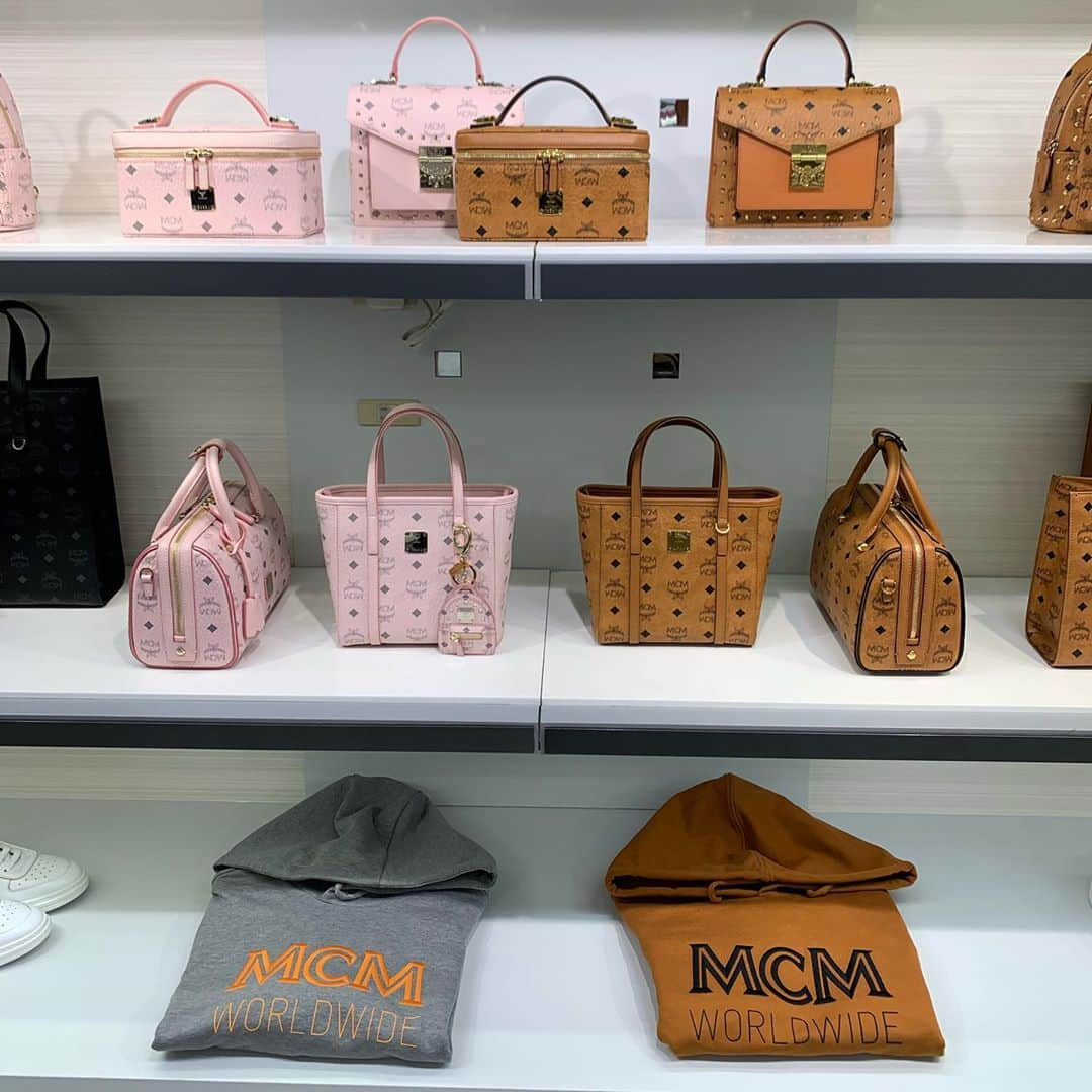 タイキさんのインスタグラム写真 - (タイキInstagram)「@mcmjapan の Pop up store が西武池袋で開催中とのことで行ってきました☺️ オレンジの物見つけるとすぐ反応しちゃう😂✨　 年内まで開催しているそうです😊　 #mcm #mcmjapan」10月30日 16時43分 - taiki_jp