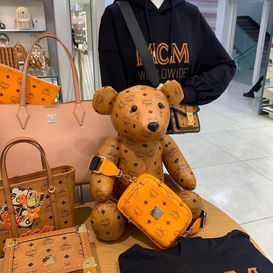 タイキさんのインスタグラム写真 - (タイキInstagram)「@mcmjapan の Pop up store が西武池袋で開催中とのことで行ってきました☺️ オレンジの物見つけるとすぐ反応しちゃう😂✨　 年内まで開催しているそうです😊　 #mcm #mcmjapan」10月30日 16時43分 - taiki_jp