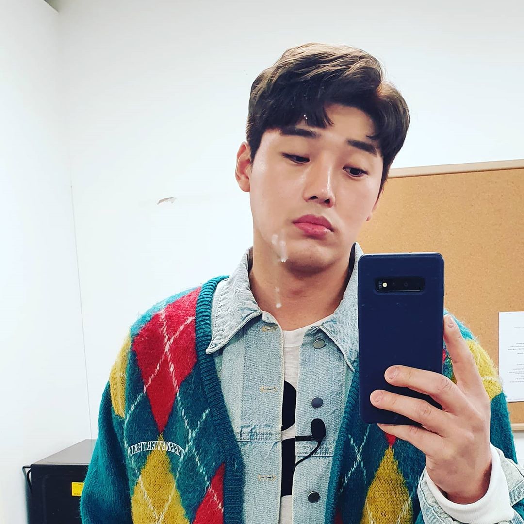 クォン・ヒョクスのインスタグラム：「잼나게 놀고픈데  일도 해야하구 건강도 유의해야하구.. 힘들다 힘들어 ㅠ 그럼에도 불구하고!  힘내셔야 되는데 괜찮으시겠어요? 침흘린거아니고 거울에 묻은건데 괜찮으시겠어요?  ㅋㅋㅋㅋㅋㅋㅋㅋ #대기실 #뾰루퉁 #혁무룩 #힘내요우리 #가을타는남자 #괜찮으시겠어요」