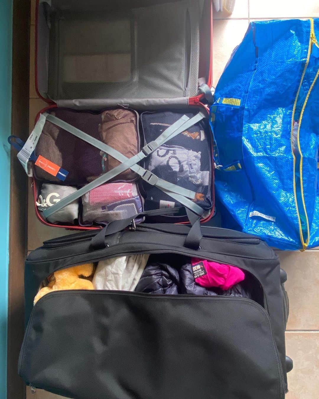 西口理恵子さんのインスタグラム写真 - (西口理恵子Instagram)「. 今回の5泊6日の荷物は、 この3つのバッグに入れました。 ランドリーを使用するため、服は最小限にしました。 . 左上のスーツケースは、私と娘の荷物。 スーツケース @rimowa  中の仕分けポーチ @muji_global  . 左下のスーツケースは、主人と息子の荷物。 あと、空港に着いてすぐに出したいアウターは 出しやすいこちらに入れました。 大きめの布製スーツケースは、特に子供ができてから 軽くて嵩張るもの（おむつ、着替え、おもちゃなど）が 多くなるので、出番が多いです。 スーツケース @tumitravel  . IKEAのブルーバッグは、プール用品やアウトドア用品。 このバッグ、軽くてたためて、とても便利！ 海外時は予備として多めに持って行くこともあります。 チャック付の方を選んでくださいね。 ソフトバッグ @ikeajapan  . . 〜〜〜〜 ここから余談〜〜〜〜　※10/30現在 . 今回の旅行は、 #gotoトラベル を利用しました。 #一休 で予約したのですが、全て #電子クーポン 。 （楽天などは紙クーポンだったようです） ですが、電子クーポンを使えるお店が少なすぎる😅 . ちょうど買わなくてはいけない電化製品があり、 金額的にもちょうどよかったので、 #ヤマダ電機 へ。 ですが #紙クーポン しか使えないため、他の電気屋さんを調べたのですが、全て使えないとのこと😅 電子クーポンを紙クーポンにも変えられないらしく、 結果、電化製品は諦めて、 ホテルでの飲食の支払いと、#ドンキホーテ で消耗品や化粧品、子供の時計を購入。 欲しいものがあまりない生活なので、買うものがなくて困りました... でも、 #めぐりズム という、一度使ってみたかった 蒸気の #アイマスク 買えてちょっと嬉しい😂 #クーポン がないと買わないんです、こういうものって。 . 一番最後の砦、出発前の空港内でさえ、使えないお店あり😅そして使えるお蕎麦屋さんが混んでました。 お土産屋さんは電子クーポンOKでした！ これから #石垣島 行かれる方のお役に立ちますように。 . さ、今から飛行機乗って帰ります。 飛行機の中でアイマスク使お😍」10月30日 16時37分 - rieko_nishiguchi