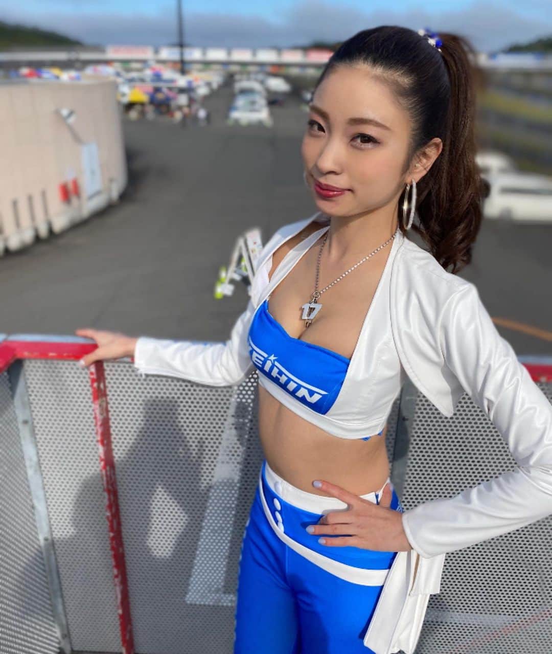 夏江花のインスタグラム：「ついに明日が全日本ロードレース選手権の最終戦✨✨✨ 楽しみな気持ちと今シーズンの最後の全日本ロードレース選手権のレースか…とちょっとしんみりした気持ちが入り混じっております。  後悔がないように今戦も全力で Keihin Honda Dream  SI Racingを 応援するよー📣💙  ちなみに今週末の鈴鹿のお天気は良いみたい😆☀️ (野中が本日30日の16時40分にネットで調べた情報です。) #ケーヒン#Keihin#KeihinBlueBeauty#全日本ロード#全日本ロードレース#JRR#全日本ロードレース選手権#MFJGP#MFJグランプリ#レースクイーン#RQ#레이싱모델#ポニーテール #일본여자#モータースポーツ #モータースポーツ好きな人と繋がりたい #バイクレース #バイクレース観戦 #バイク女子 #followｍe #팔로우 #팔로우해주세요 #フォローミー #💙」