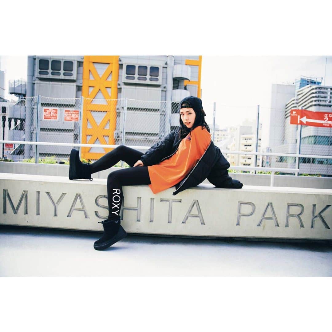 のインスタグラム：「12月号には”可愛すぎるジュノンボーイ”として注目をあつめた、井手上漠さんがmini初登場！ 人気ブランド【ROXY】のシューズを可愛く履いてくれました♡ 撮影した日は天候に恵まれ、着ていただいた冬服だと少し暑いくらいのなか、１カットづつ集中してBESTな表情を見せてくれました~♡♡  #ROXY#井手上漠」