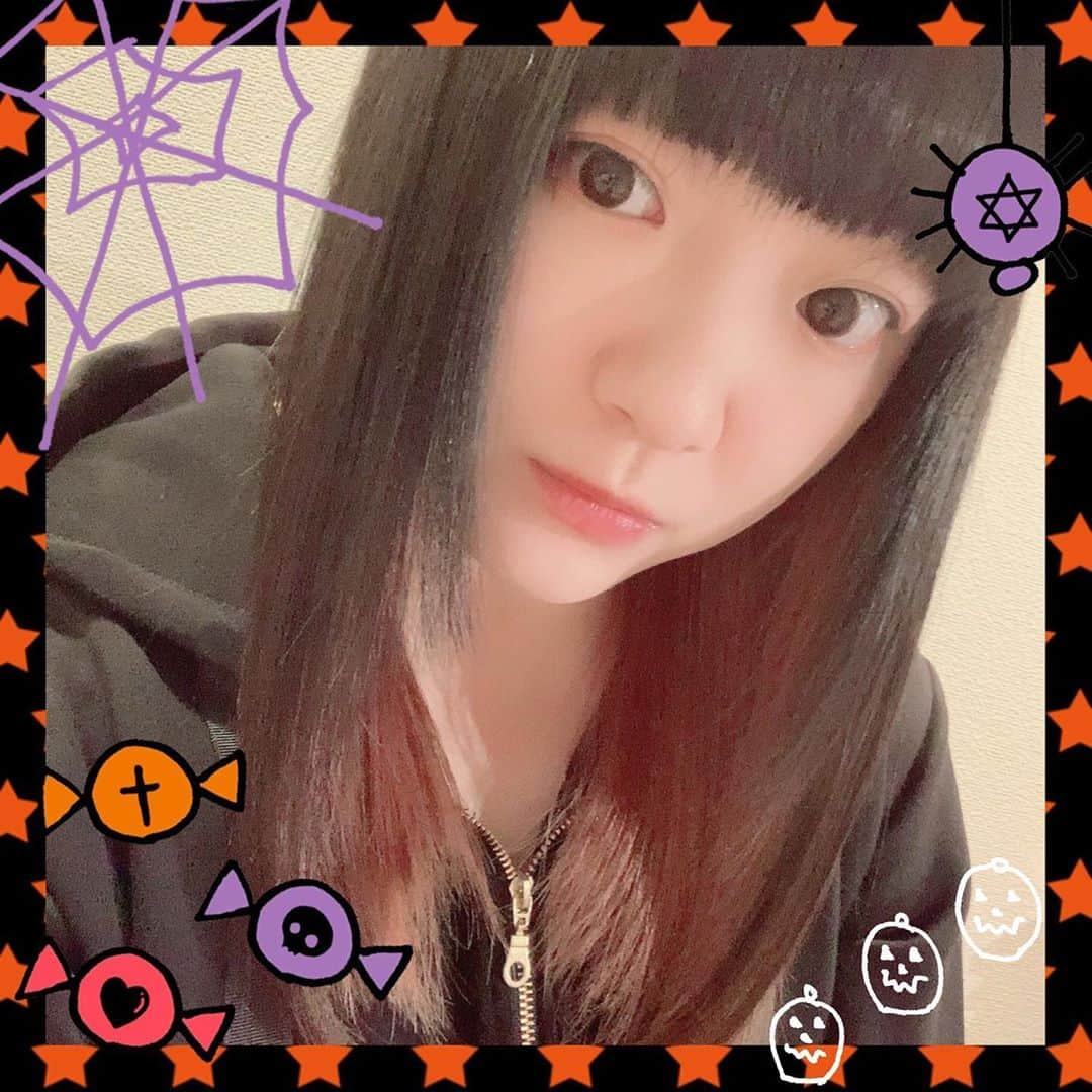 新谷良子さんのインスタグラム写真 - (新谷良子Instagram)「. ちょっと早めの ハッピーハロウィーン🎃🎃. . 先日、めちゃくちゃ久しぶりに美容院に行ってきたんですよ！！ 左の一房だけに入れていたインナーカラーを、全体に入れてみました✨✨. お気に入りの「くすみピンク色」（…になるのかな？ベージュピンク？みたいな）を入れるにはブリーチした方がいいとのことで、インナーだけブリーチしたのだけど…. 途中のブリーチしただけの瞬間は、なんだかとてもやんちゃ感が漂っていて（笑）こんな自分は初めてだったので思わずパチリしちゃったり📸. そのあとにピンクを入れて完成しました💕. . 外で撮りたかったんだけど、またマスク姿の写真になっちゃうしなぁと部屋で撮ったら、やっぱり電気の色も影響しちゃって伝わりにくいかも💦. 最後の写真がいちばん近い色味かな🤔. . 毛先もキレイに整えてもらって、テンション爆上がり！なのでした💕. . . #インナーカラー #くすみピンク #になるのかな？ #お気に入りカラー #ハッピーハロウィーン」10月30日 16時46分 - pinkbambi_ryoko