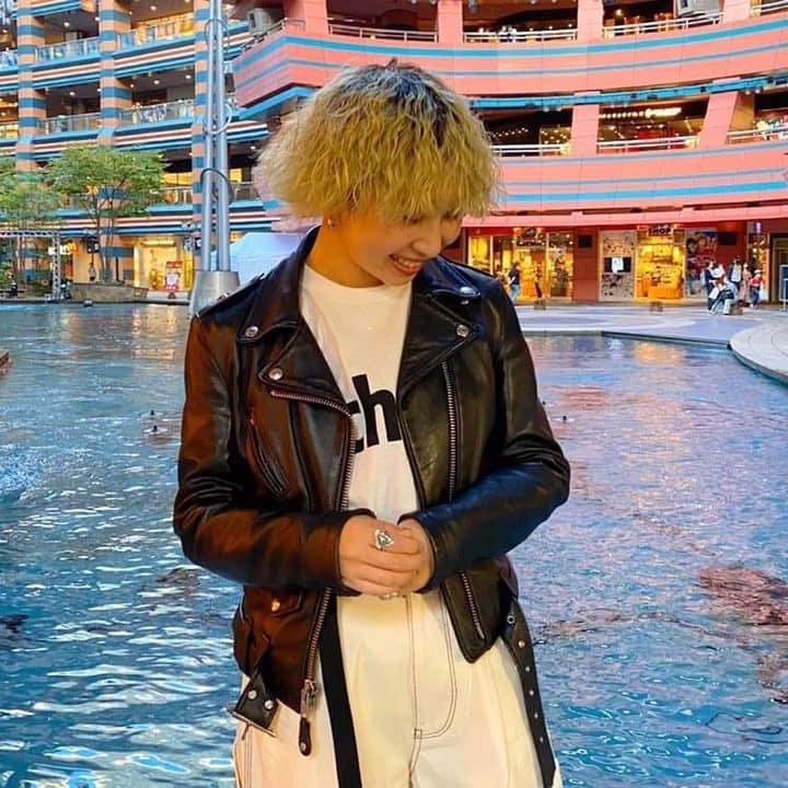キャナルシティ博多のインスタグラム：「HOT STYLING from schott /ノースビル2F  キャナルで働く吉積さんが着こなす schottの最旬スタイリング。 ライダースコーデ・レディスverです。  →→『ライダースと、白と。』 1913年ニューヨークにて創業した老舗ブランドschott。 ピリッと辛口のライダースも、インナーとボトムをALLホワイトで合わせれば、こなれた着こなしに。  ジャケット　¥103,400 Tシャツ　¥6,050 パンツ　¥16,280  STAFF: 吉積 →schottスタッフ。  次回のHOT STYLINGもお楽しみに！これまでの配信は #hotstyling_canalcity でご覧ください🍂  #canalcity #キャナルシティ #キャナルシティ博多 #博多 #福岡 #天神 #schott #ショット #ライダース #ライダースジャケット #アウター #革 #革ジャン #レディス #レディスファッション #madeinusa #usa #craftsmanship #クラフトマンシップ #ライダーススタイル #ライダースコーデ #コーディネート #レディスコーデ #ファッション #ワンスター #レザージャケット #schottjapan #ショットジャパン #ファッションの力を信じよう」
